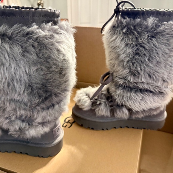 UGG chalet tall boots - Picture 2 of 4